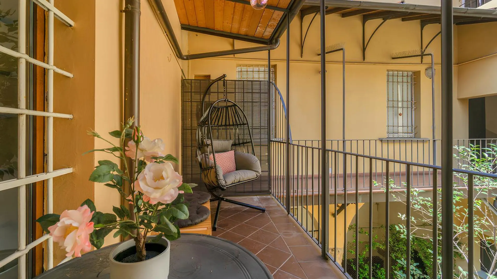 Bright Design House In The Heart Of Bologna Apartment